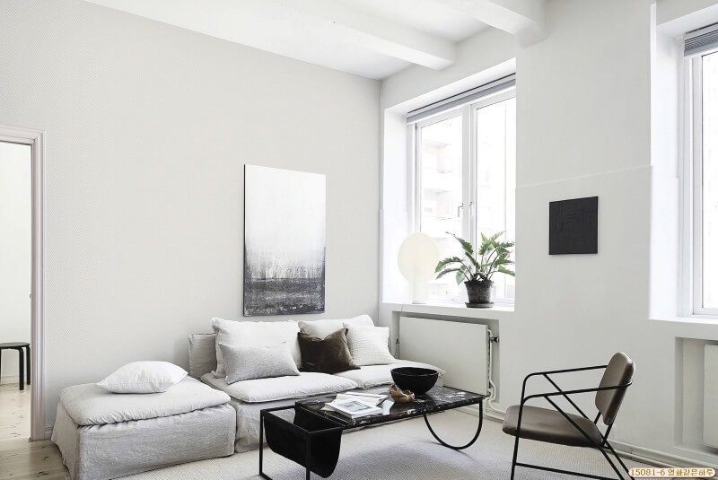 Mã giấy 15081-6 vẫn giữ nguyên, nhưng khi được sử dụng với tone trắng, phòng khách trở nên rộng rãi và thoáng mát hơn.